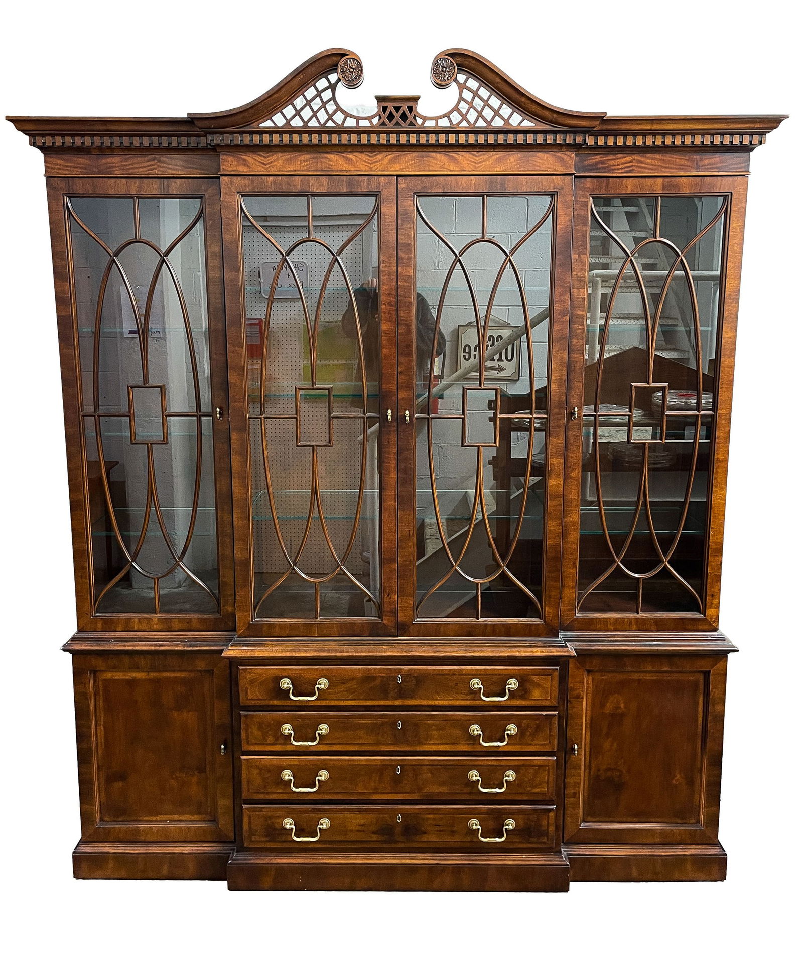 HENREDON CHIPPENDALE STYLE BREAKFRONT. (1 of 5)