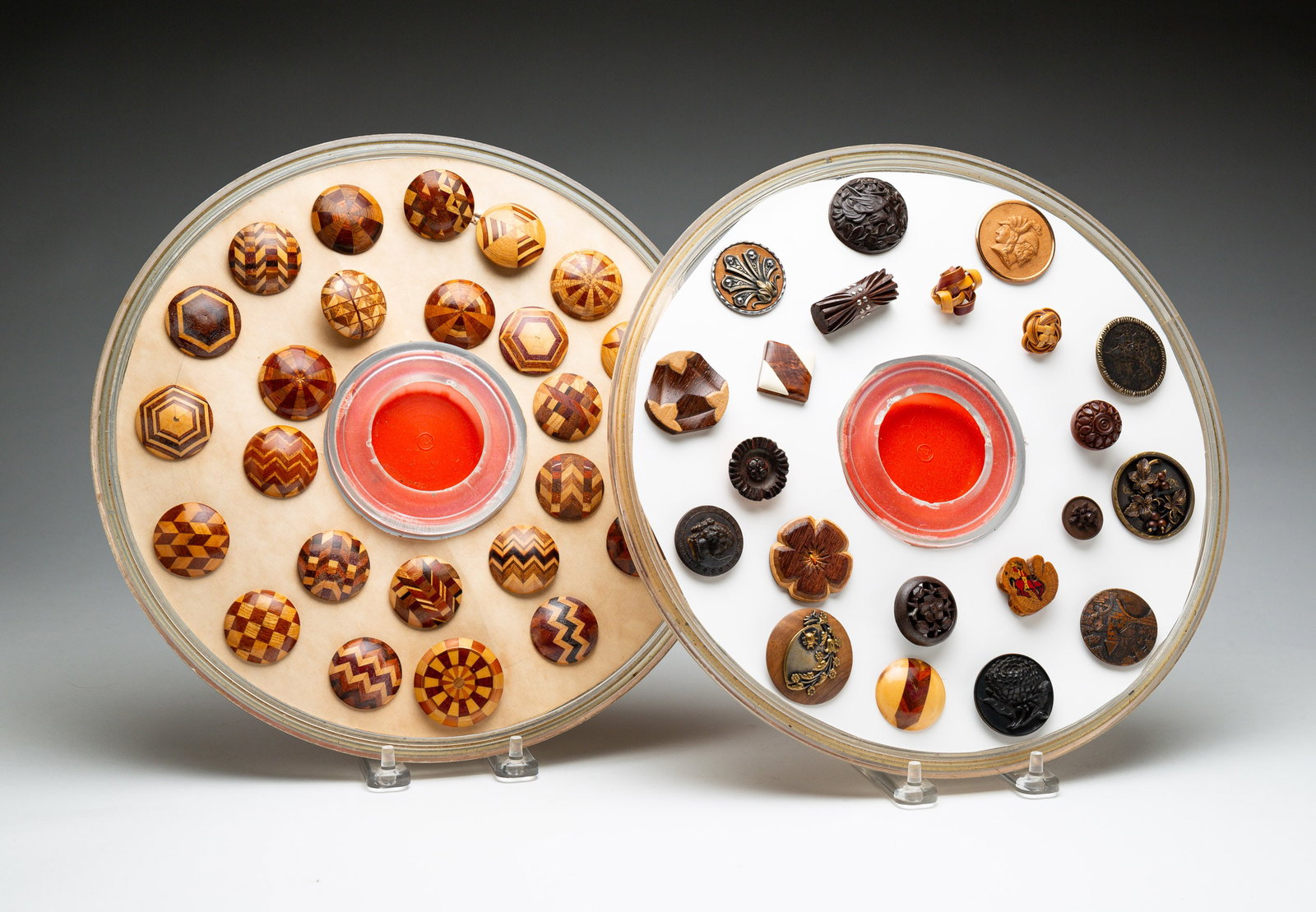 TWO GROUPS OF VINTAGE WOOD BUTTONS. (1 of 5)