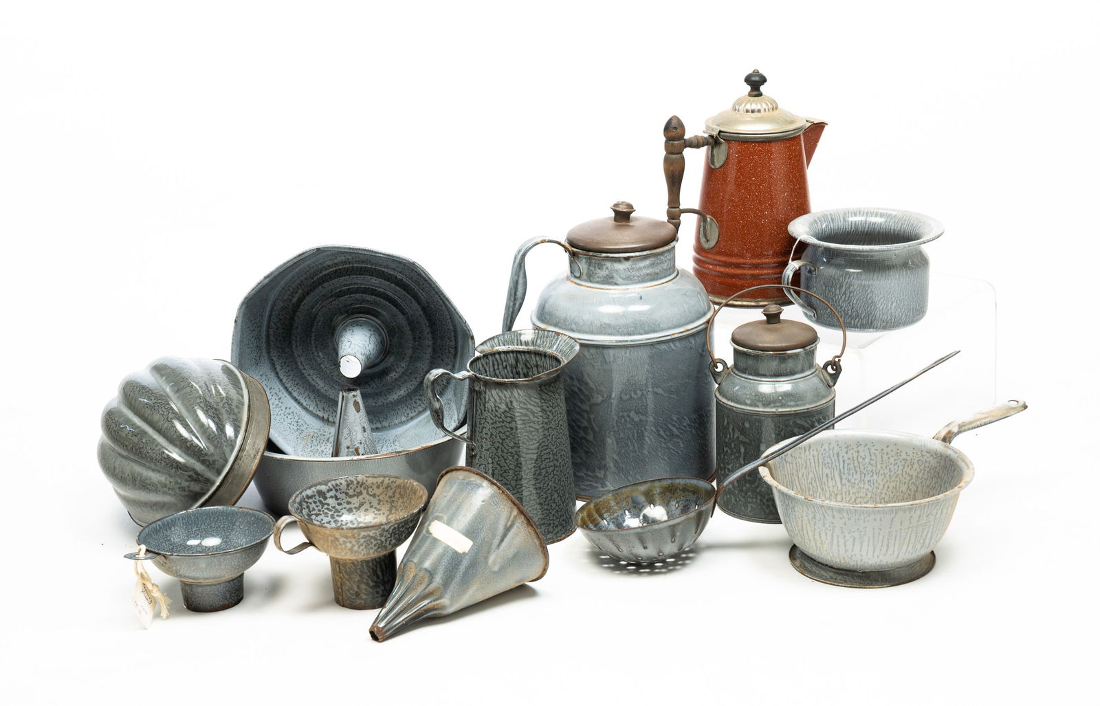 COLLECTION OF GRANITE WARE. (1 of 7)