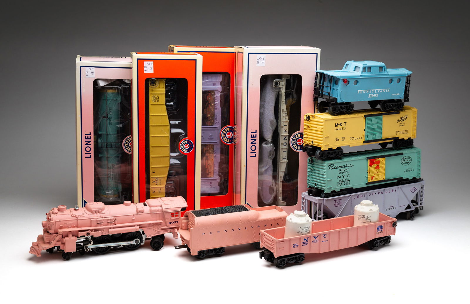 LIONEL AND KRAEMER GIRL'S TRAIN CARS. (1 of 4)