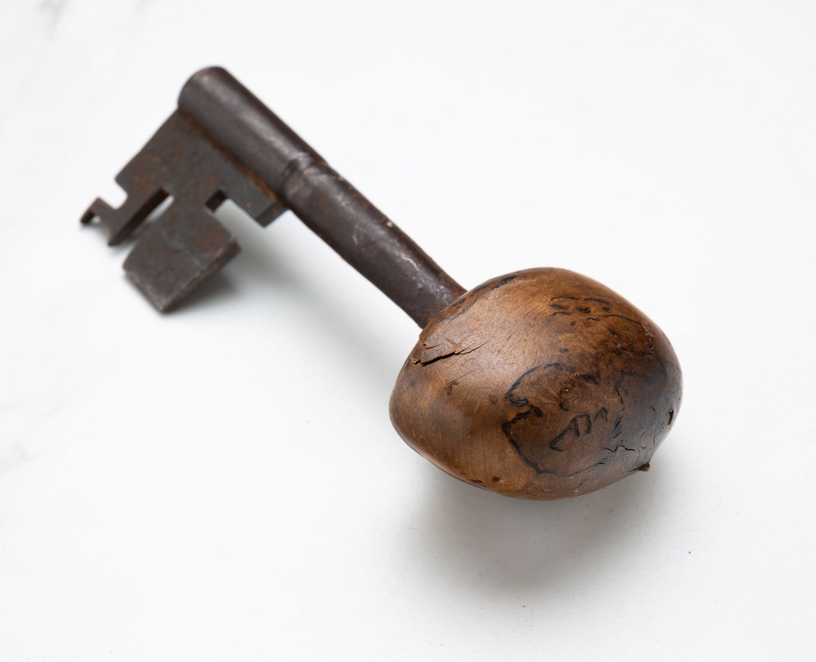 ANTIQUE MAKE DO KEY. (1 of 2)