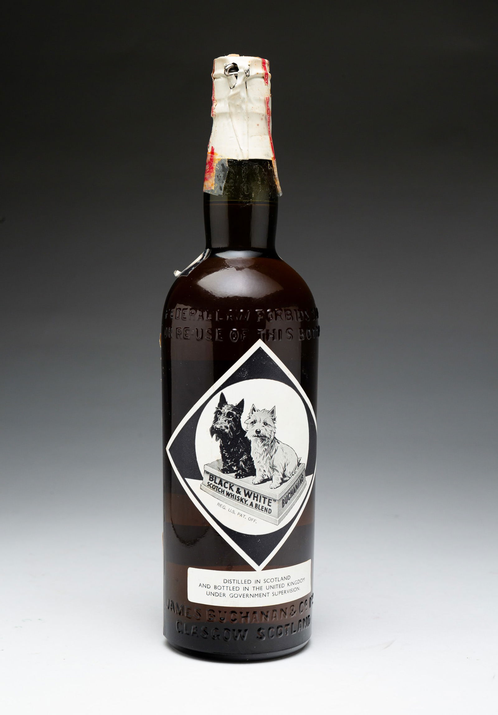ESTATE VINTAGE JAMES BUCHANAN & CO BLACK AND WHITE SCOTCH WHISKY. (1 of 2)