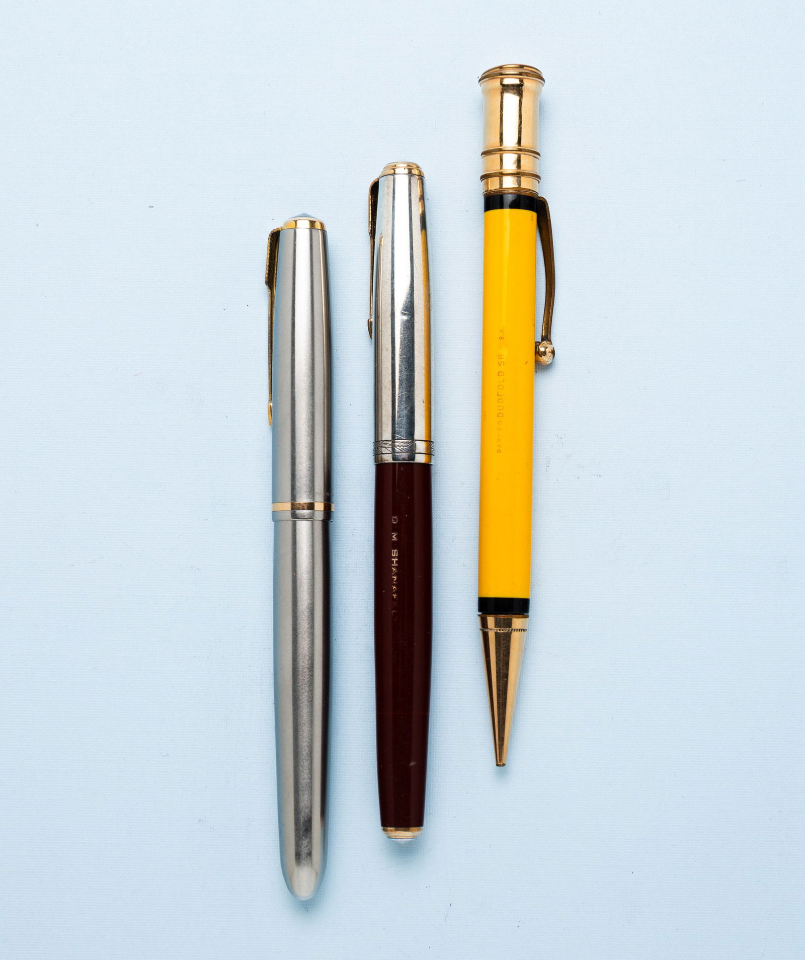 GROUP OF THREE VINTAGE PARKER PENS AND PENCIL IN RARE COLORS. (1 of 3)