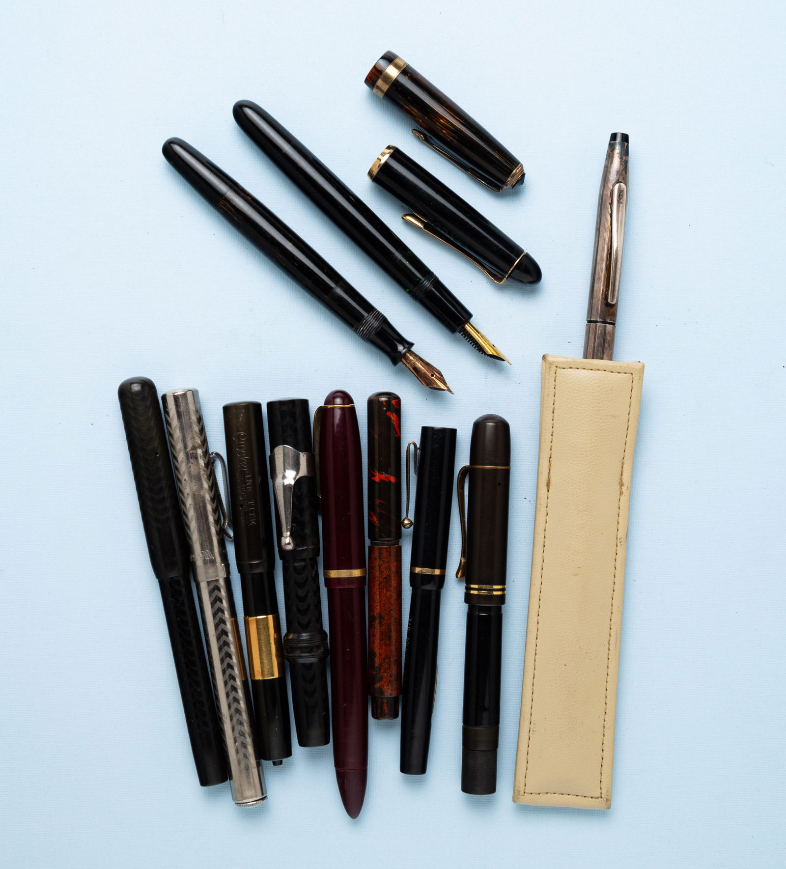 GROUP OF FOUNTAIN PENS INCLUDING PARKER. (1 of 1)