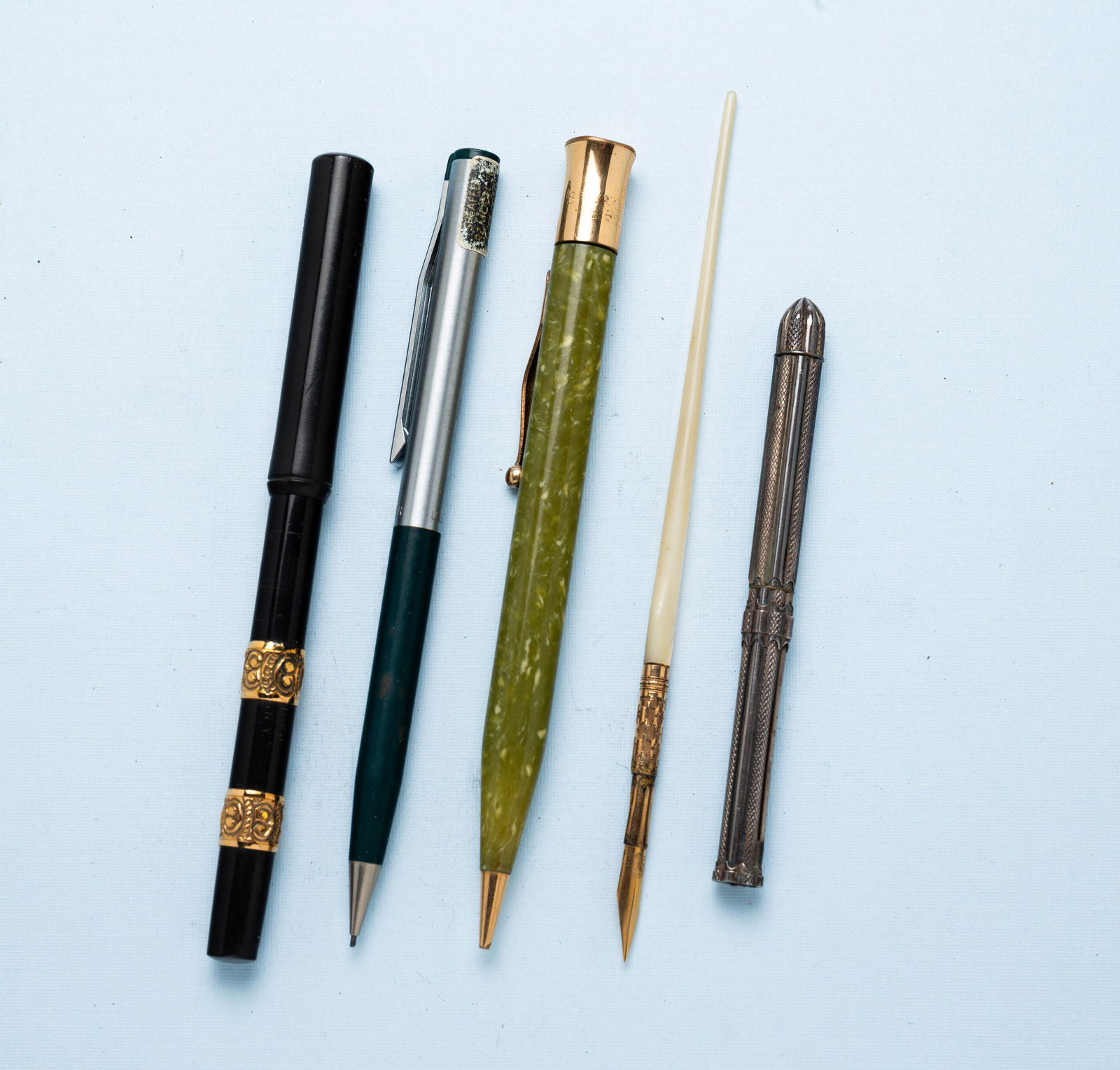 GROUP OF PENCILS AND FOUNTAIN PENS IN BOXES. (1 of 2)