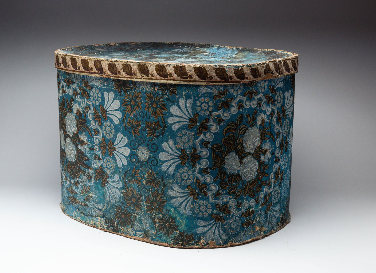 MASSACHUSETTS WALLPAPER BAND BOX BY JOSEPH S. TILLINGHAST. (1 of 4)