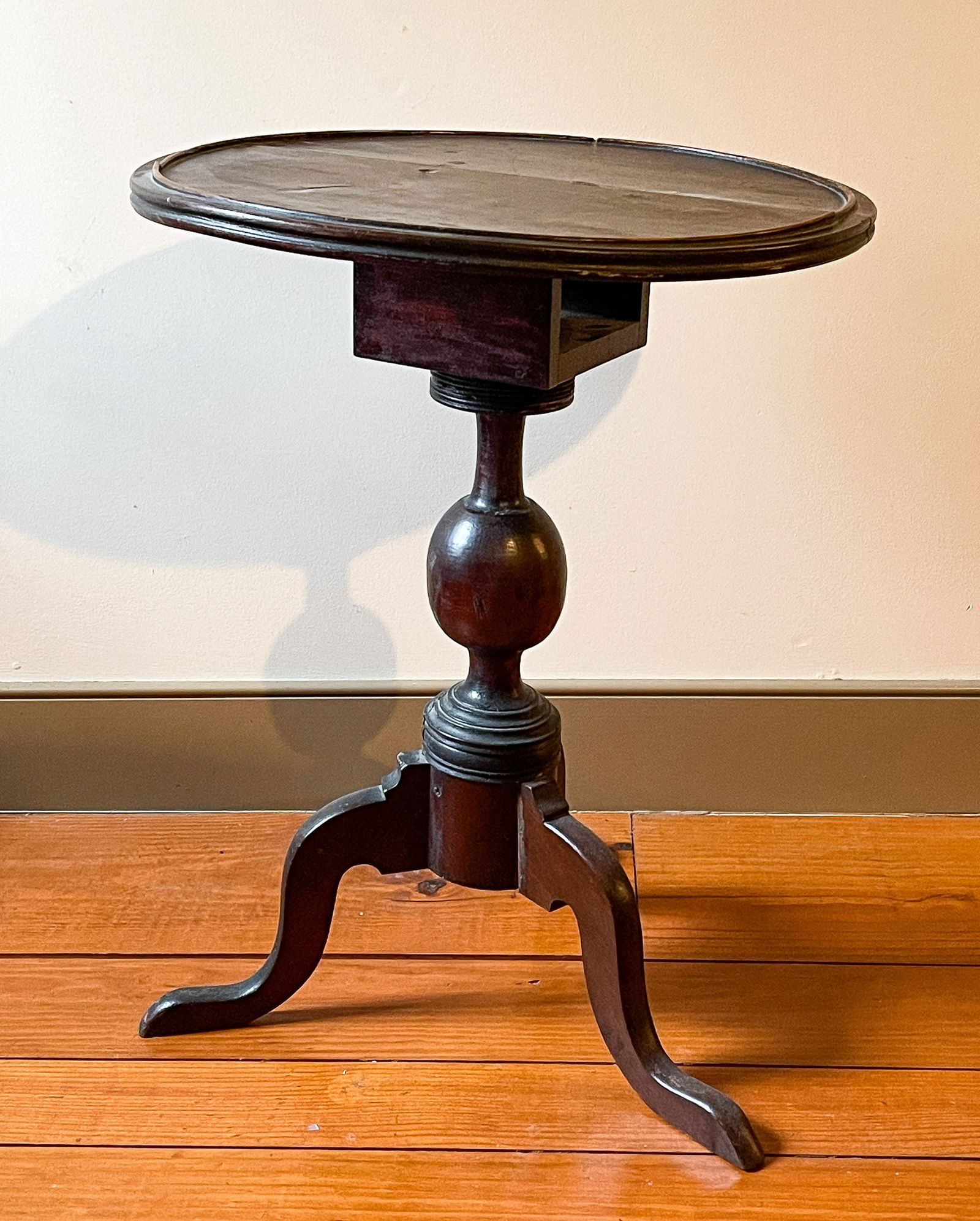 UNUSUAL SOUTHERN TILT-TOP CANDLESTAND ATTRIBUTED TO LEVI OR JOHN COCHRAN (MARSHALL COUNTY, (1 of 3)