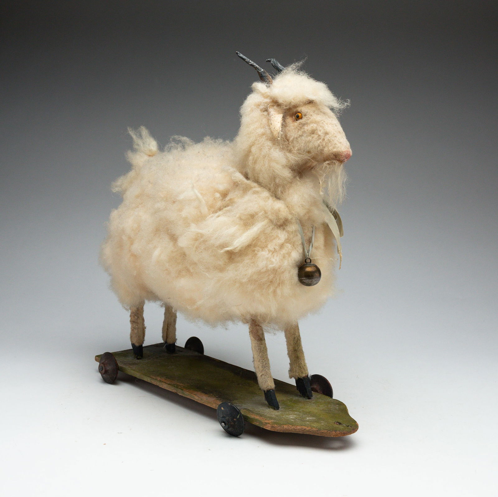 RARE SHEEP PULL TOY. (1 of 5)