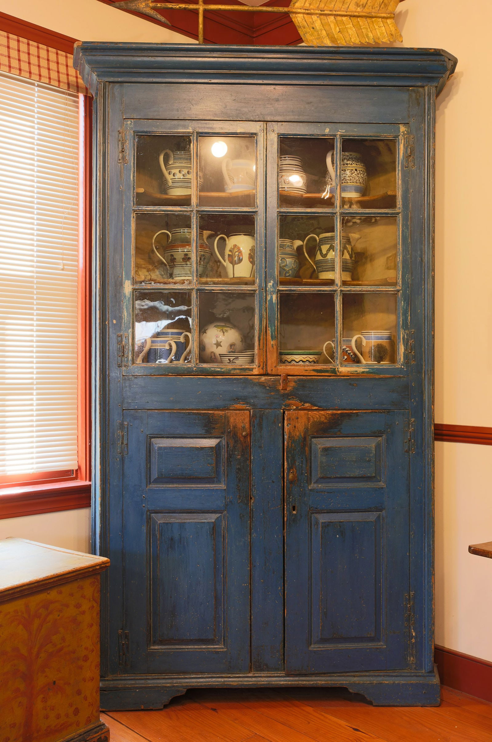 AMERICAN ARCHITECTURAL PAINTED PINE CORNER CUPBOARD. (1 of 4)