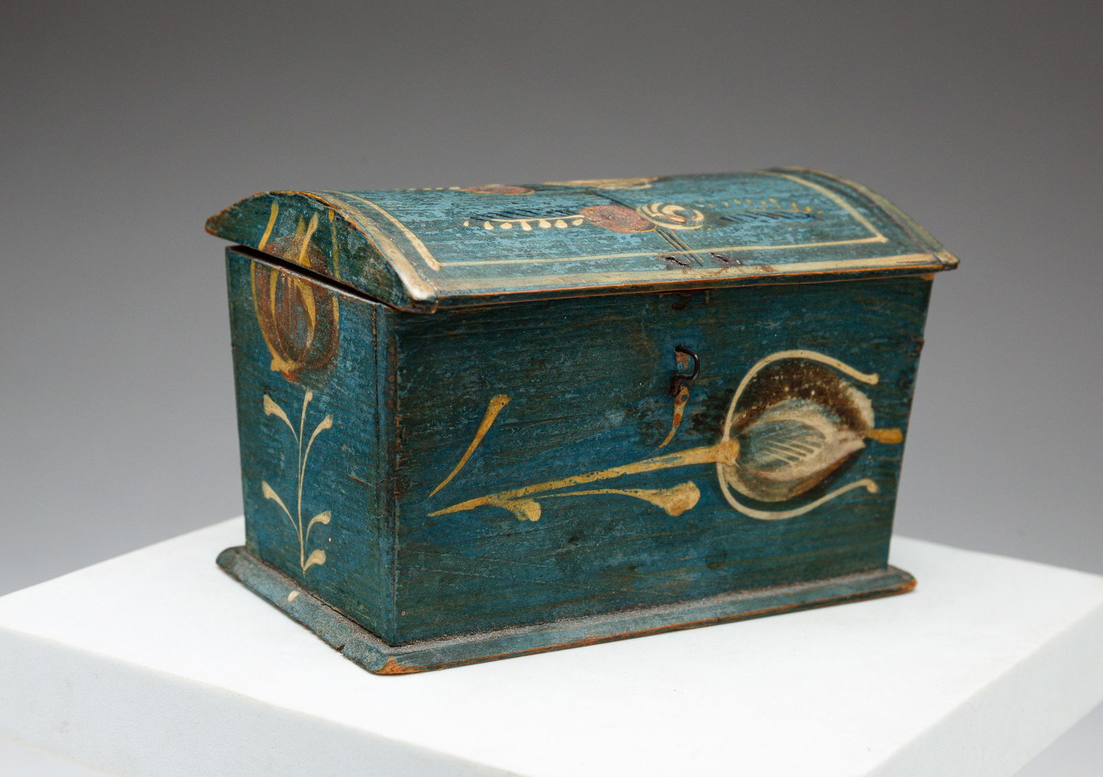 DECORATED DOME TOP BOX WITH TULIP. (1 of 5)