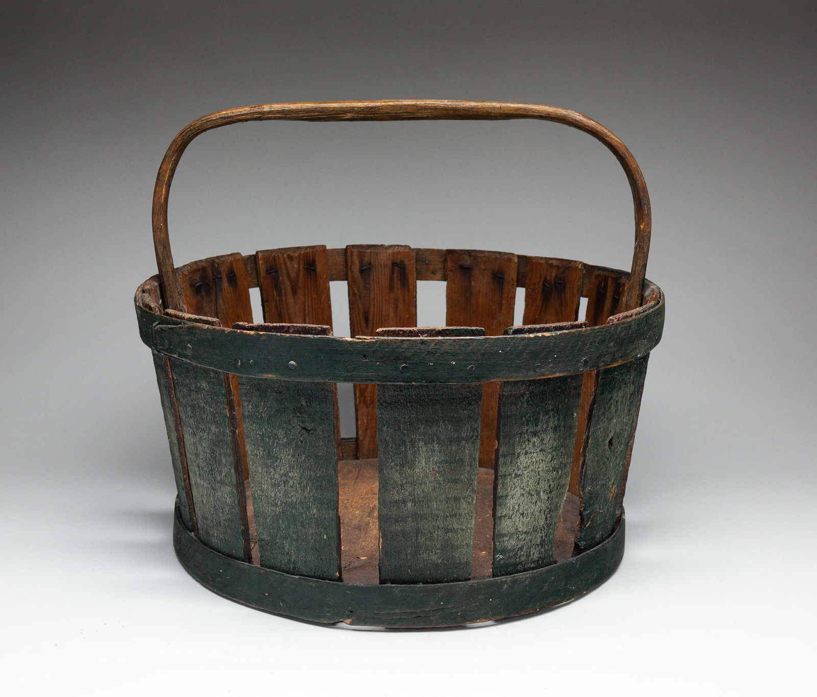 PAINTED APPLE BASKET WITH HANDLE. (1 of 4)