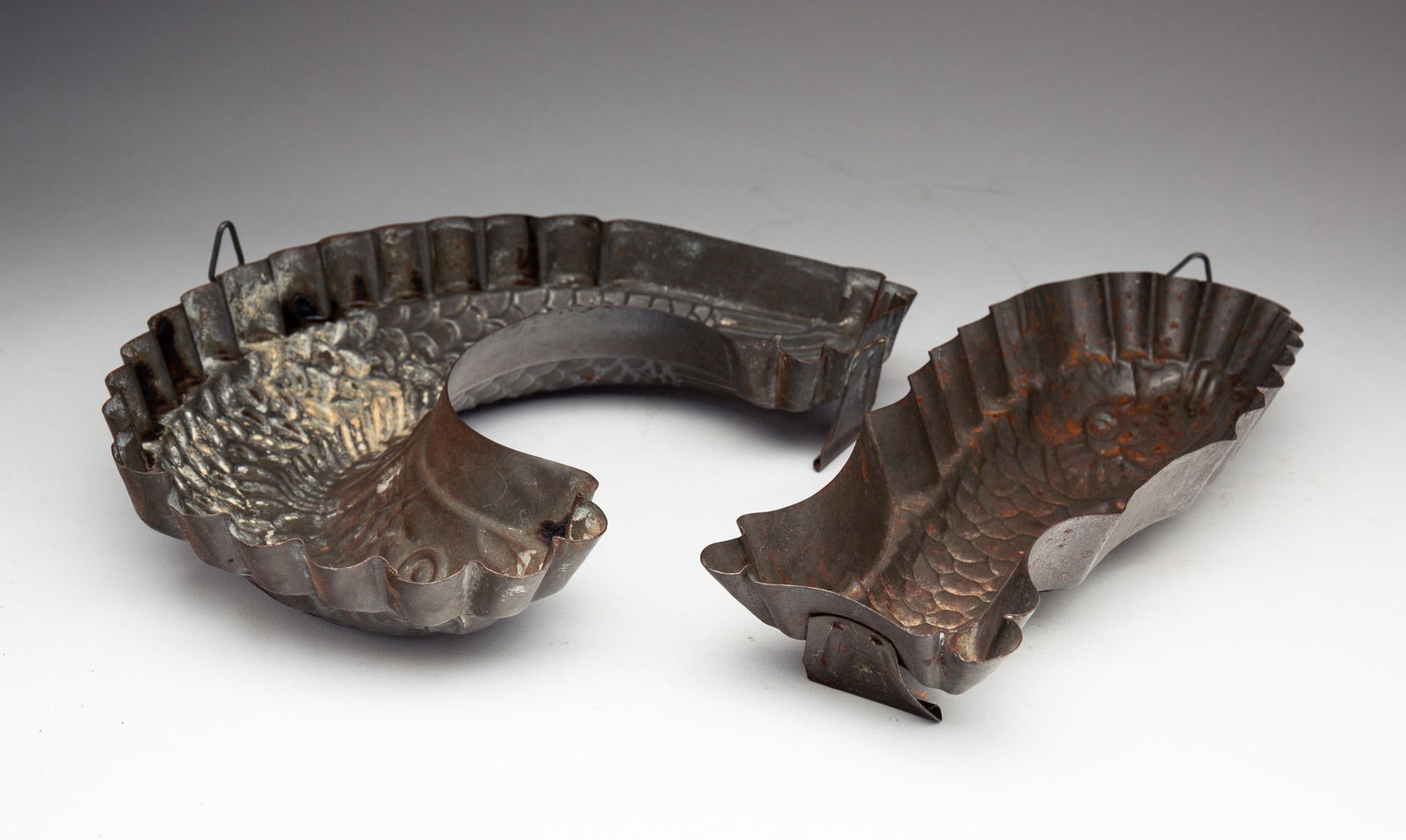 TWO TIN FOOD MOLDS. (1 of 2)