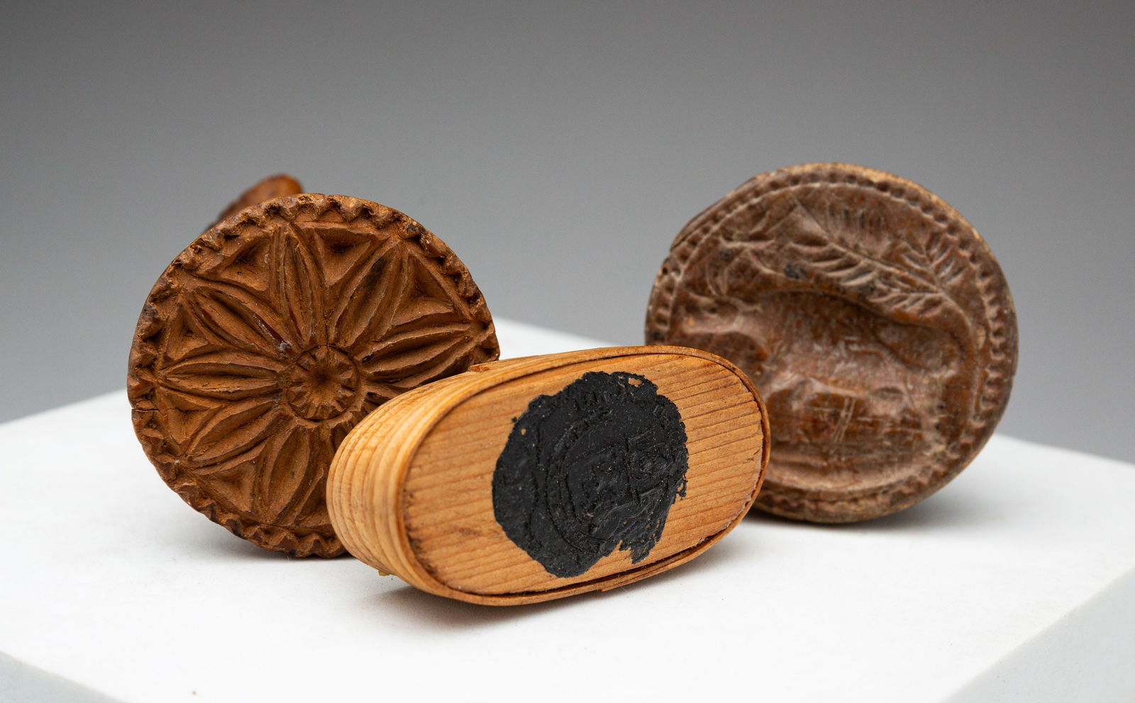 GROUP OF MINIATURE BUTTER PRINT STAMPS AND GOLD RING. (1 of 3)