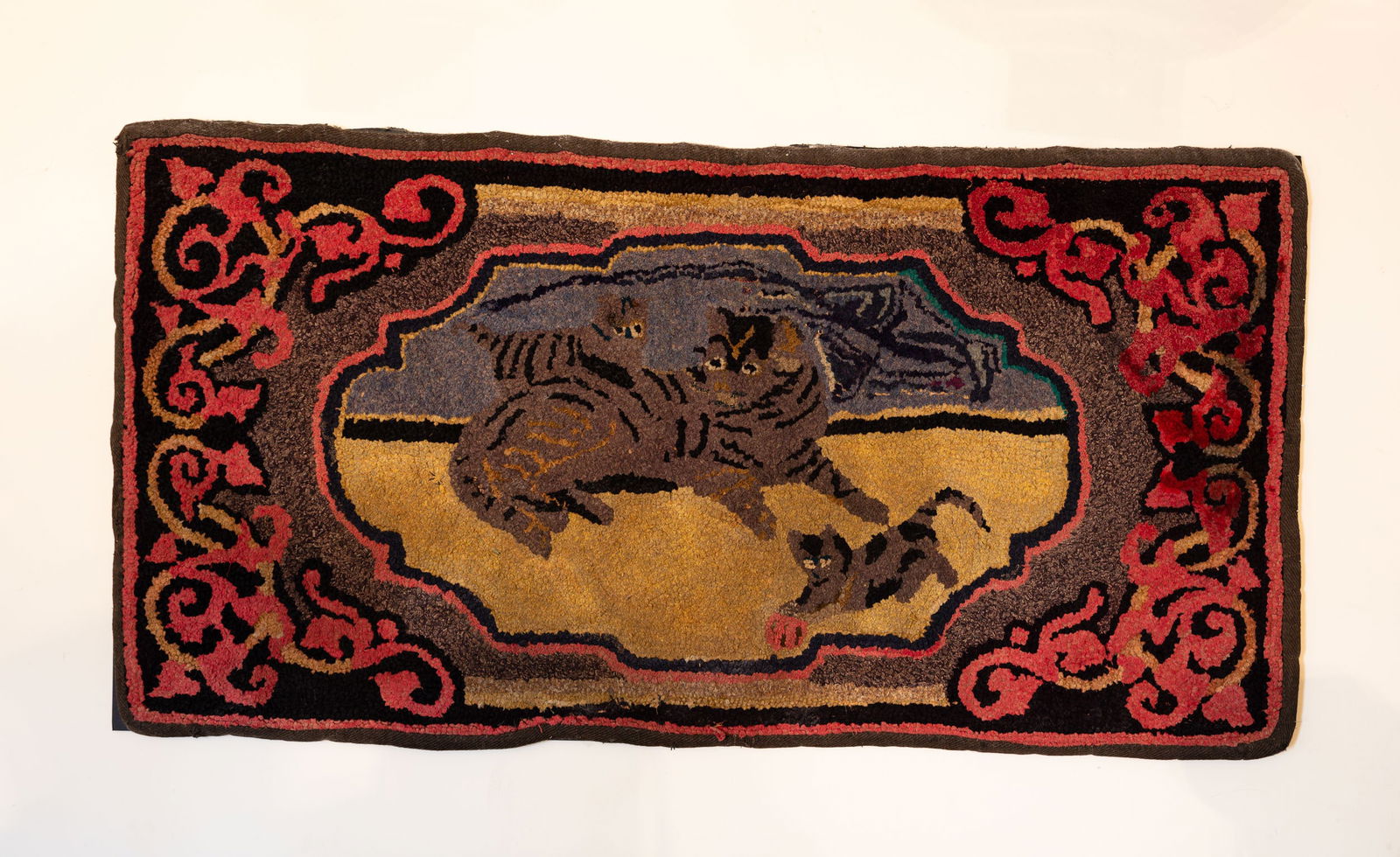 AMERICAN HOOKED RUG WITH CAT AND KITTENS. (1 of 1)