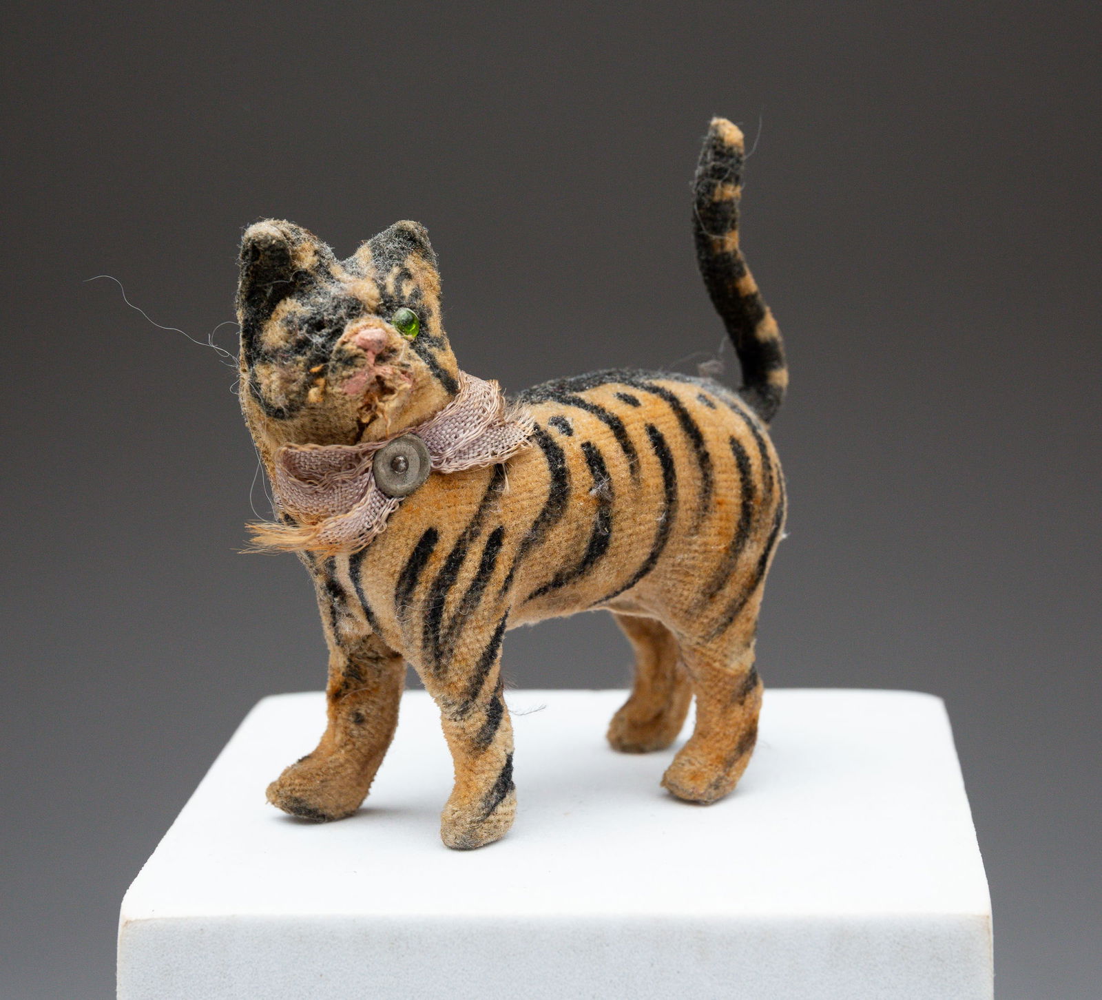 TWO FOLKSY FABRIC CATS. (1 of 8)