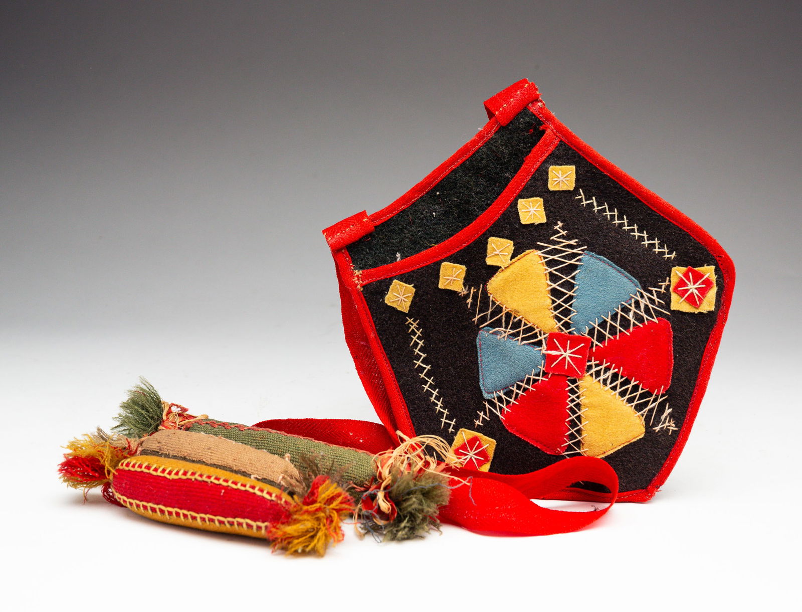 FELT SEWING POCKET WITH THREE CUSHIONS. (1 of 8)