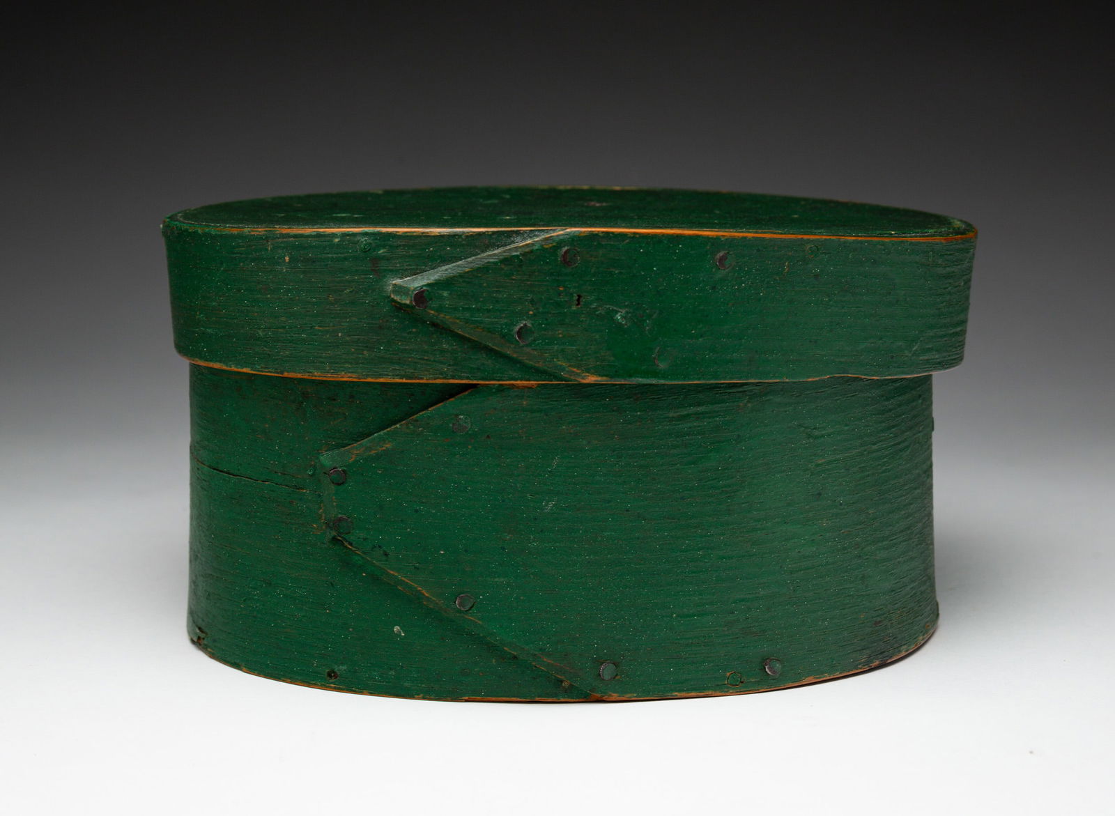 PAINTED SHAKER THREE-FINGER OVAL BENTWOOD BOX. (1 of 4)