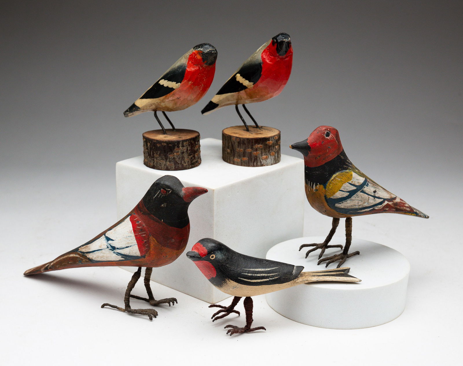 FIVE PAINT-DECORATED CARVED BIRDS. (1 of 4)