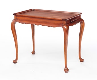 AMERICAN QUEEN ANNE-STYLE TEA TABLE.