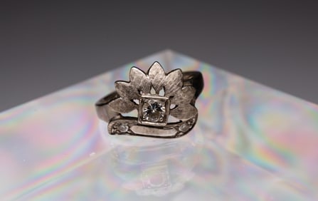 ART DECO WHITE GOLD AND DIAMOND RING.