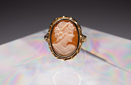GOLD AND CARVED SHELL CAMEO RING.
