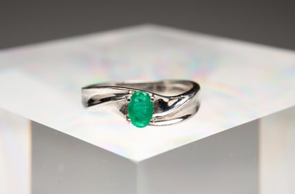 BIJOUX D'AMOUR PLATINUM AND EMERALD RING.