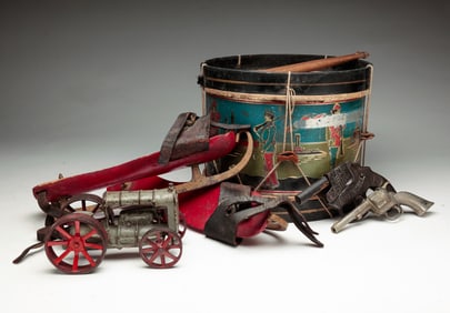 GROUP OF CHILDREN'S ITEMS.