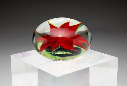 PAUL STANKARD POINTSETTA ART GLASS PAPERWEIGHT.