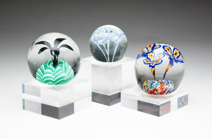 THREE GENTILE GLASS FLORAL PAPERWEIGHTS.