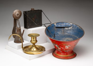 THREE PIECES OF LIGHTING AND A DOLL SIZE BATHTUB.