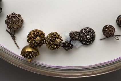 GROUP OF FILIGREE BUTTONS.