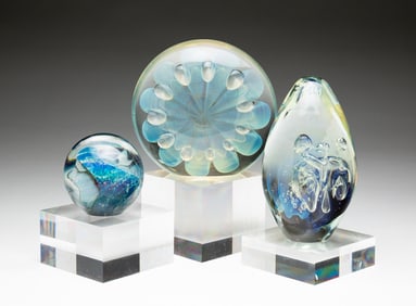 THREE EICKHOLT ART GLASS PAPERWEIGHTS.
