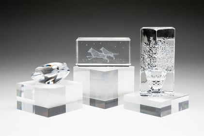 THREE CLEAR CRYSTAL PAPERWEIGHTS.
