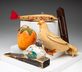 GROUP OF FOLK ART ITEMS.