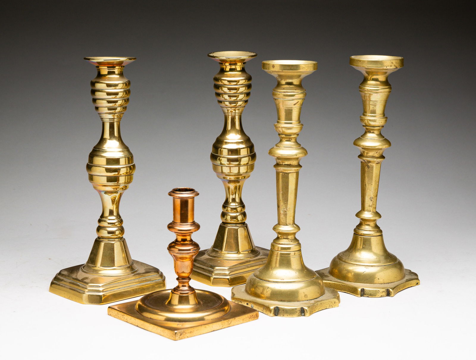 FIVE BRASS CANDLESTICKS. (1 of 4)