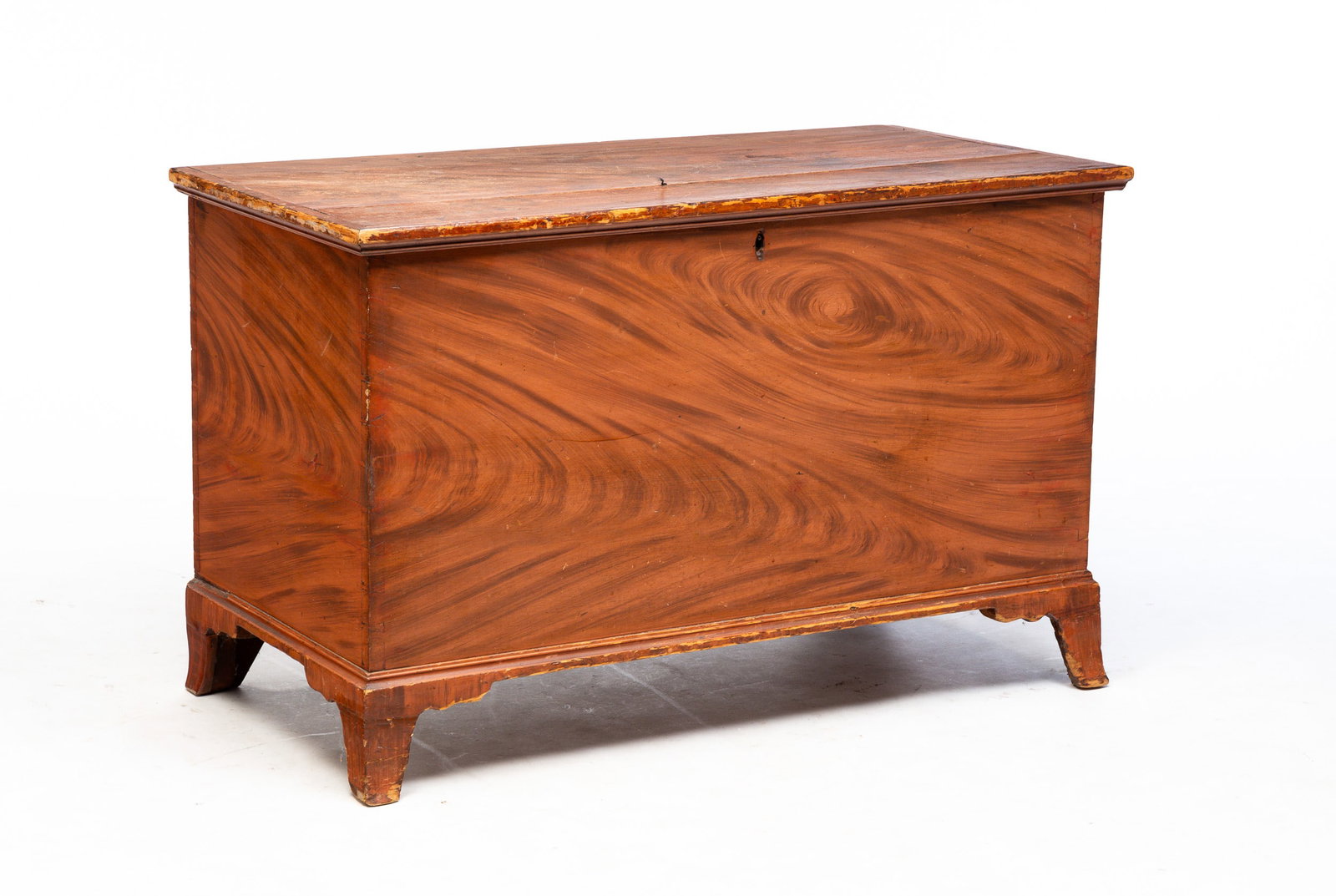 GRAIN PAINTED BLANKET CHEST.: American, first-quarter 19th Century. Poplar. Lid with applied edge moldings, dovetailed case, slightly splayed legs, interior lidded till, original hardware and warm reddish-brown graining. Repairs, 