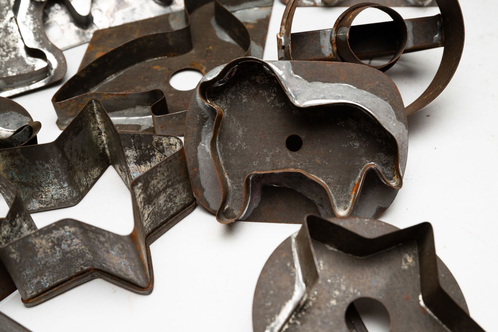 GROUP OF TIN COOKIE CUTTERS. (1 of 3)