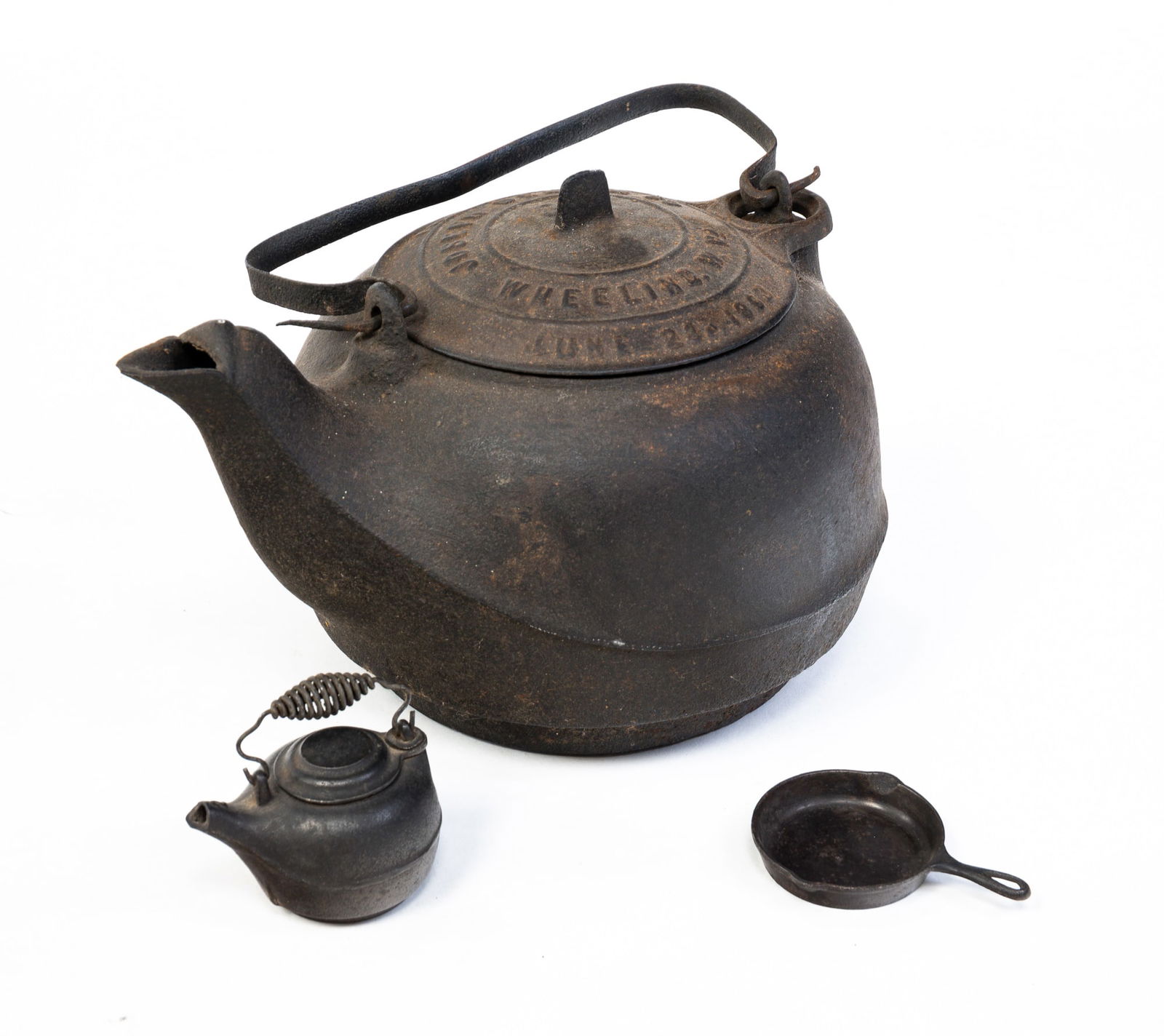 THREE PIECES OF CAST IRON KITCHEN WARE. (1 of 5)