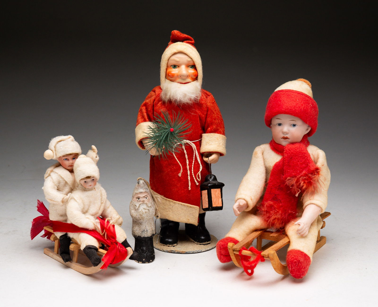 FOUR PIECES OF CHRISTMAS DECOR. (1 of 5)