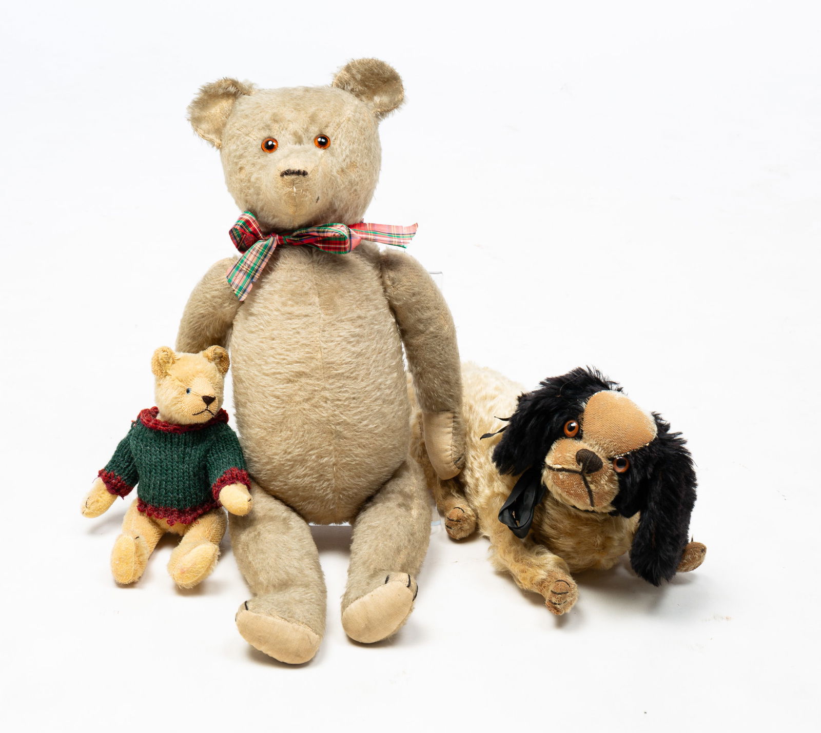 THREE STUFFED ANIMALS. (1 of 5)