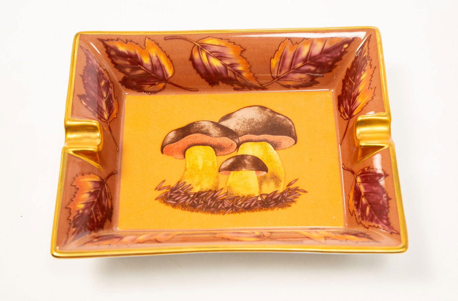 HERMES PORCELAIN ASHTRAY WITH MUSHROOM MOTIF. (1 of 4)