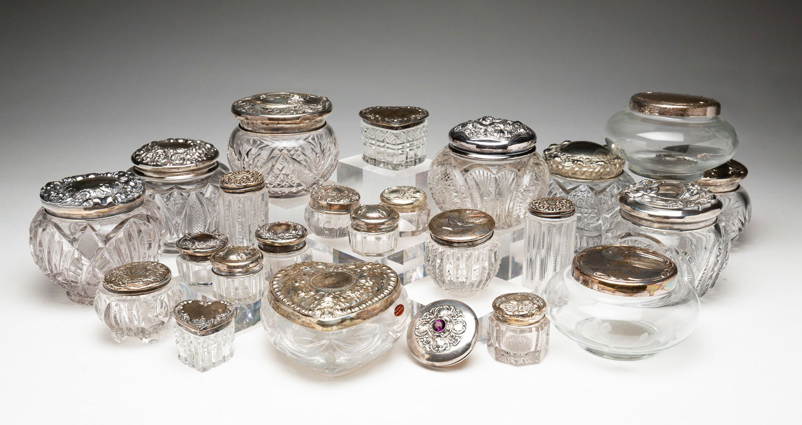 LARGE GROUP OF STERLING SILVER LIDDED VANITY JARS. (1 of 5)