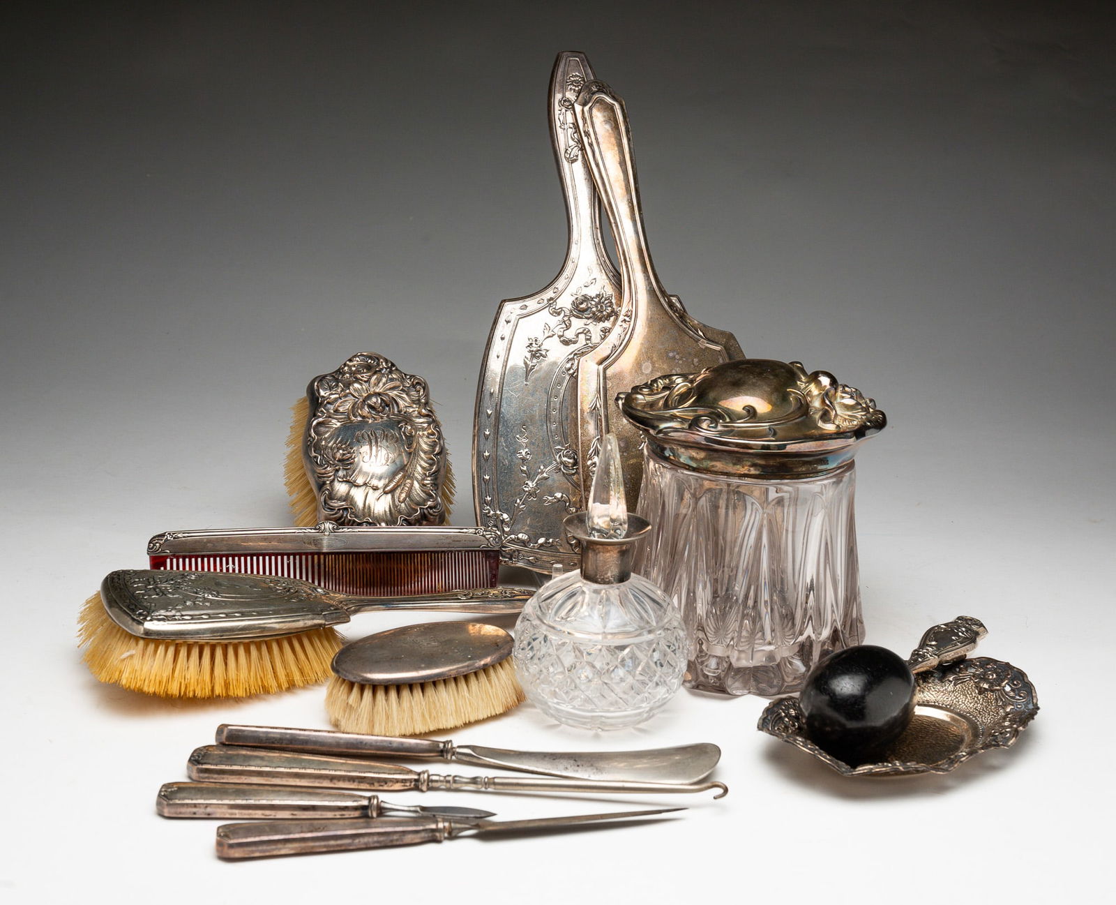WEIGHTED STERLING SILVER VANITY ITEMS. (1 of 4)