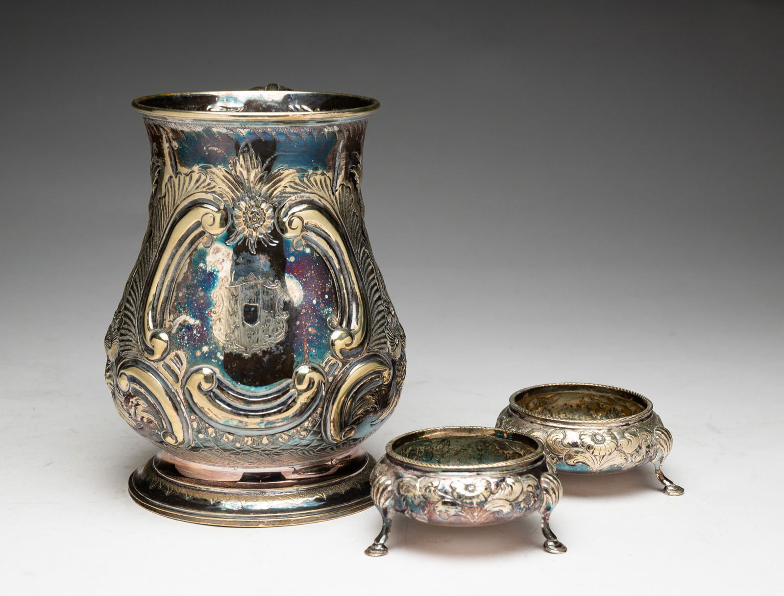 SILVER-PLATED TANKARD MUG AND TWO SALTS. (1 of 4)