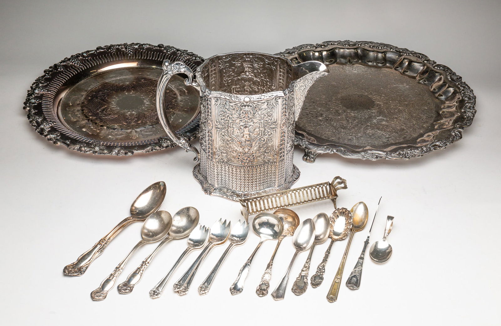 GROUP OF SILVERPLATE. (1 of 7)