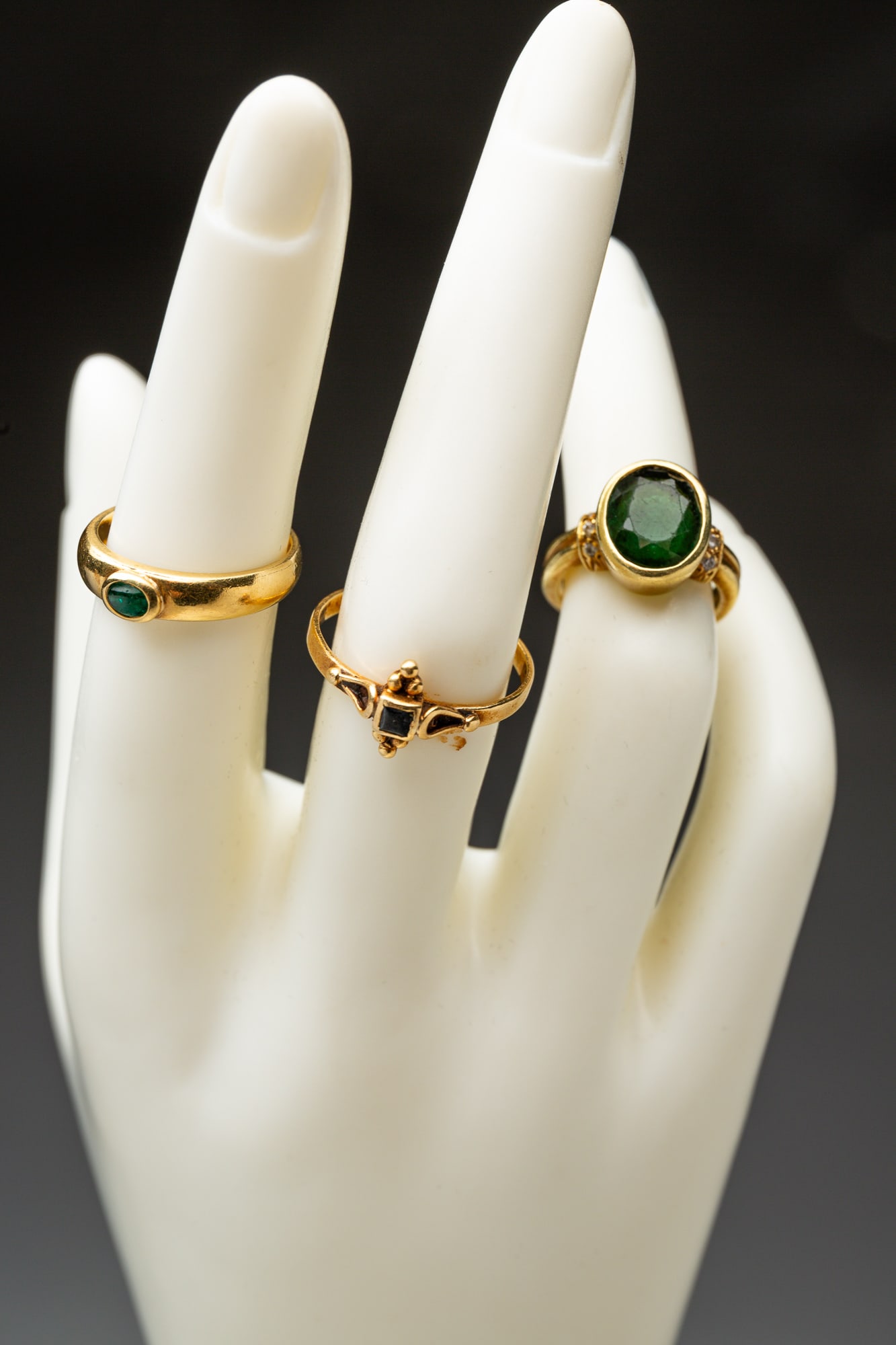 THREE GEM SET 18K YELLOW GOLD RINGS. (1 of 3)