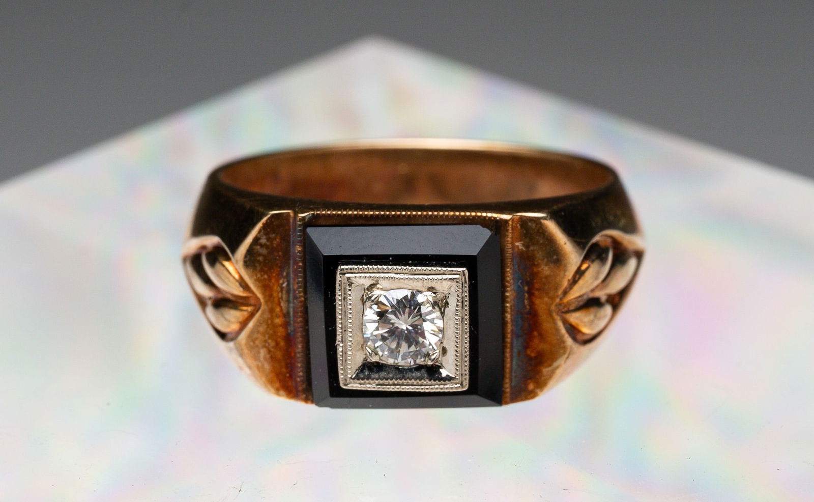 MEN'S VINTAGE GOLD AND DIAMOND RING. (1 of 3)