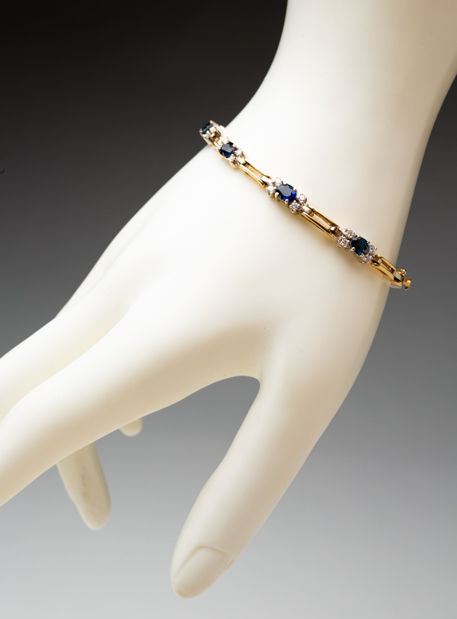 18 KARAT SAPPHIRE AND DIAMOND LINK BRACELET. (1 of 2)
