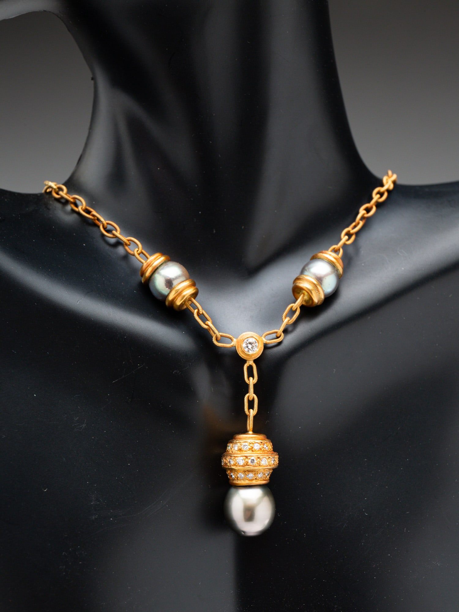 18K GOLD AND PEARL ITALIAN NECKLACE. (1 of 2)