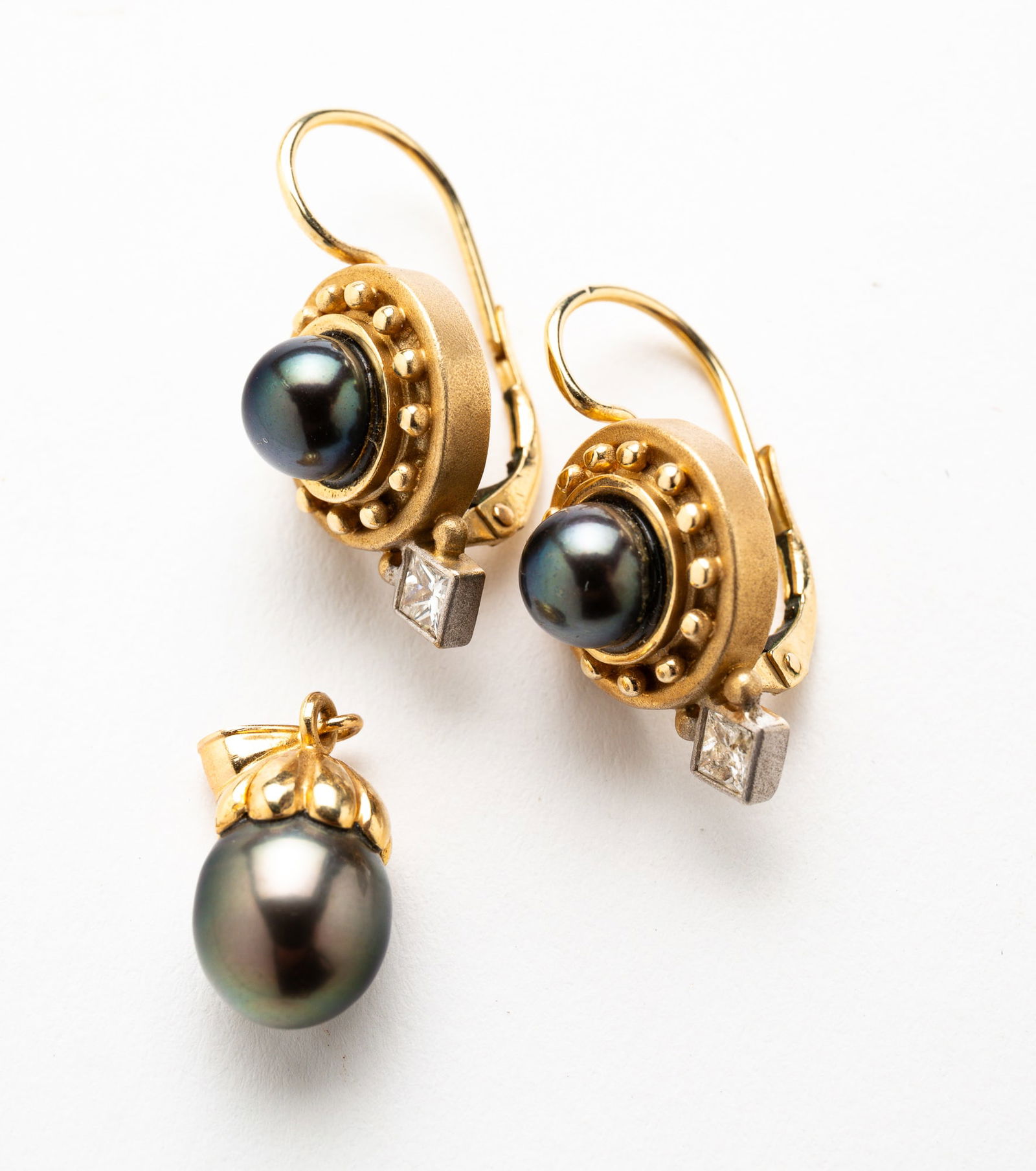 14 KARAT GOLD AND PEARL EARRINGS AND PENDANT. (1 of 3)